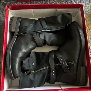 Beautiful black boots!! Very hard to let go.